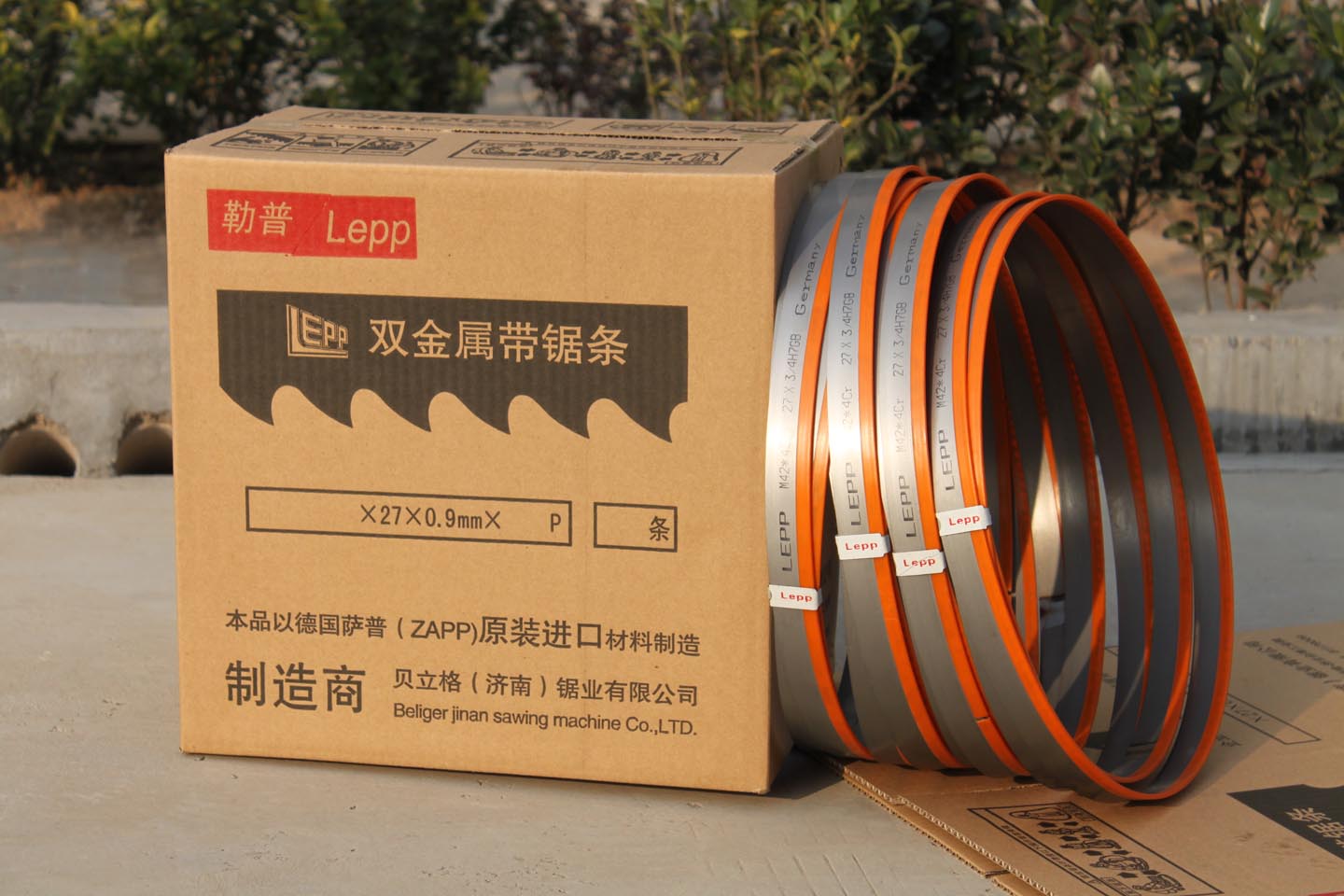 造成角度帶鋸床鋸削精度差的原因是什么？